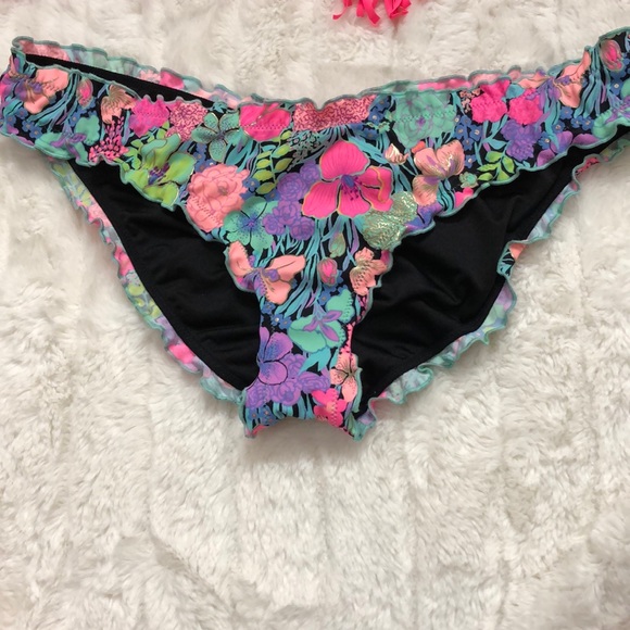 Victoria’s Secret bikini - Picture 2 of 8